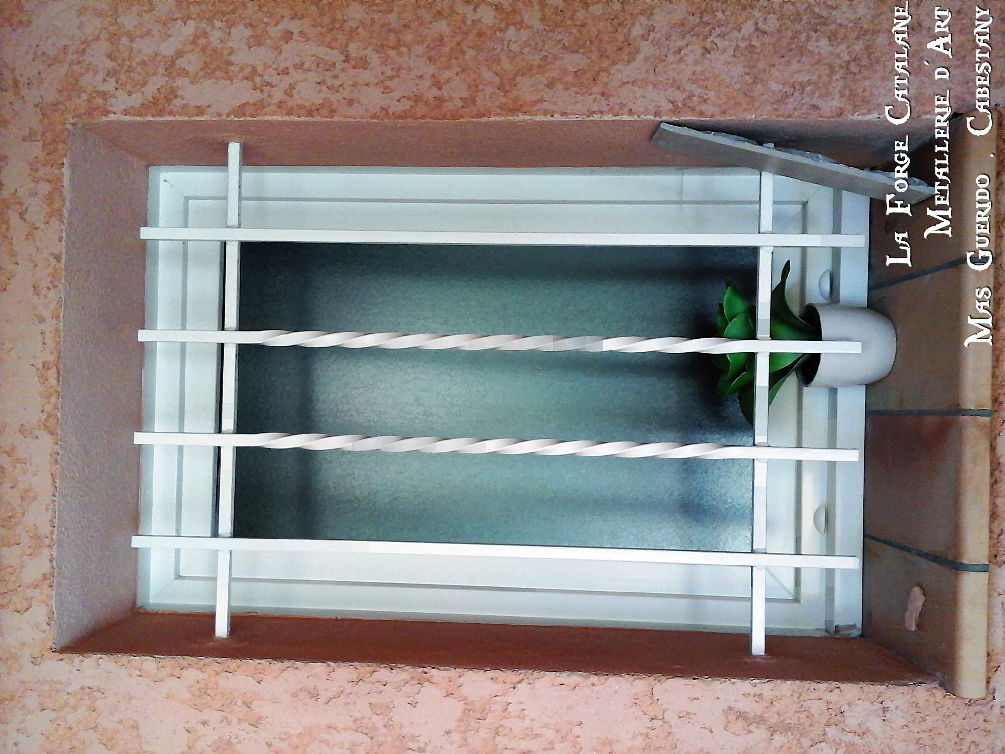 grille fixe protection barreadage droit torsade forge catalane.jpg